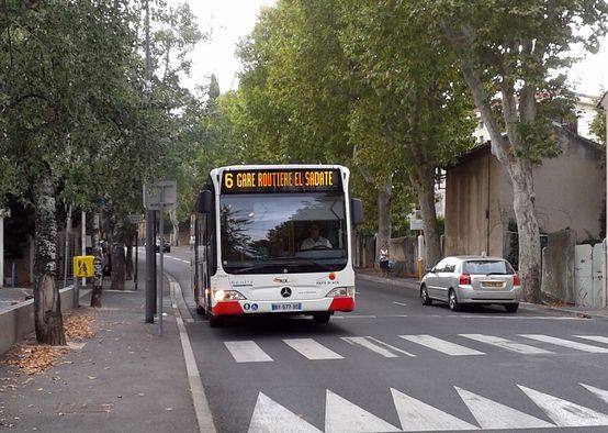 Demande de ligne blanche devant Intermarché