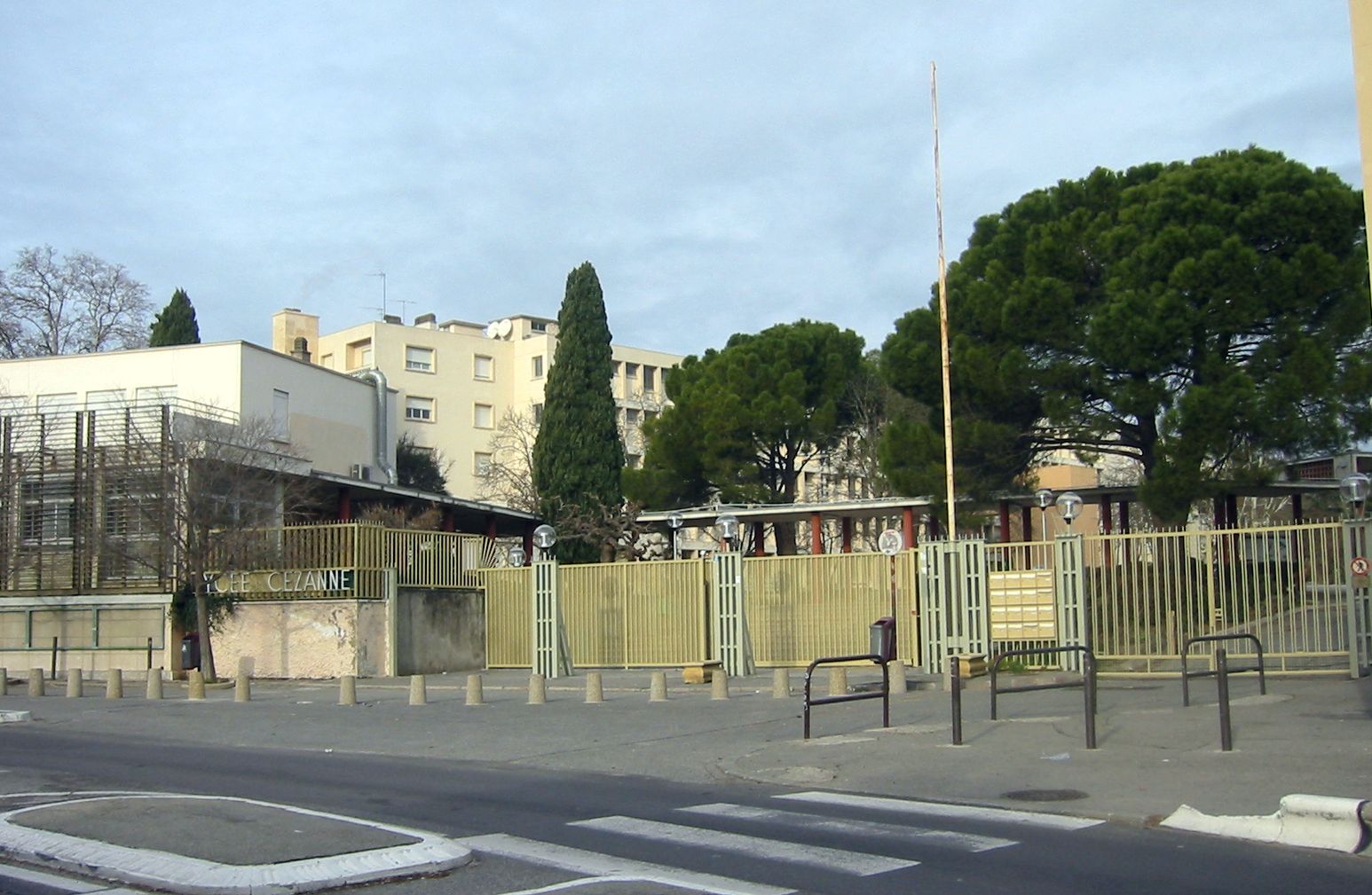 OPÉRATION DE NETTOYAGE AUX ABORDS DU LYCÉE CÉZANNE PAR LES LYCÉENS – VENEZ PARTICIPER