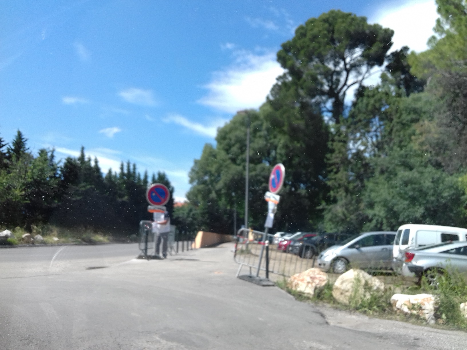LA MAIRIE A EU DU MAL A SUPPRIMER LE STATIONNEMENT SAUVAGE, LES POTELETS SONT MIS