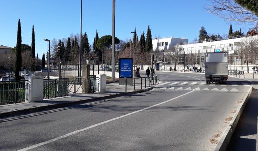 TROIS PANNEAUX PUBLICITAIRES SUR LES TROTTOIRS :  COLERE DU CIQ